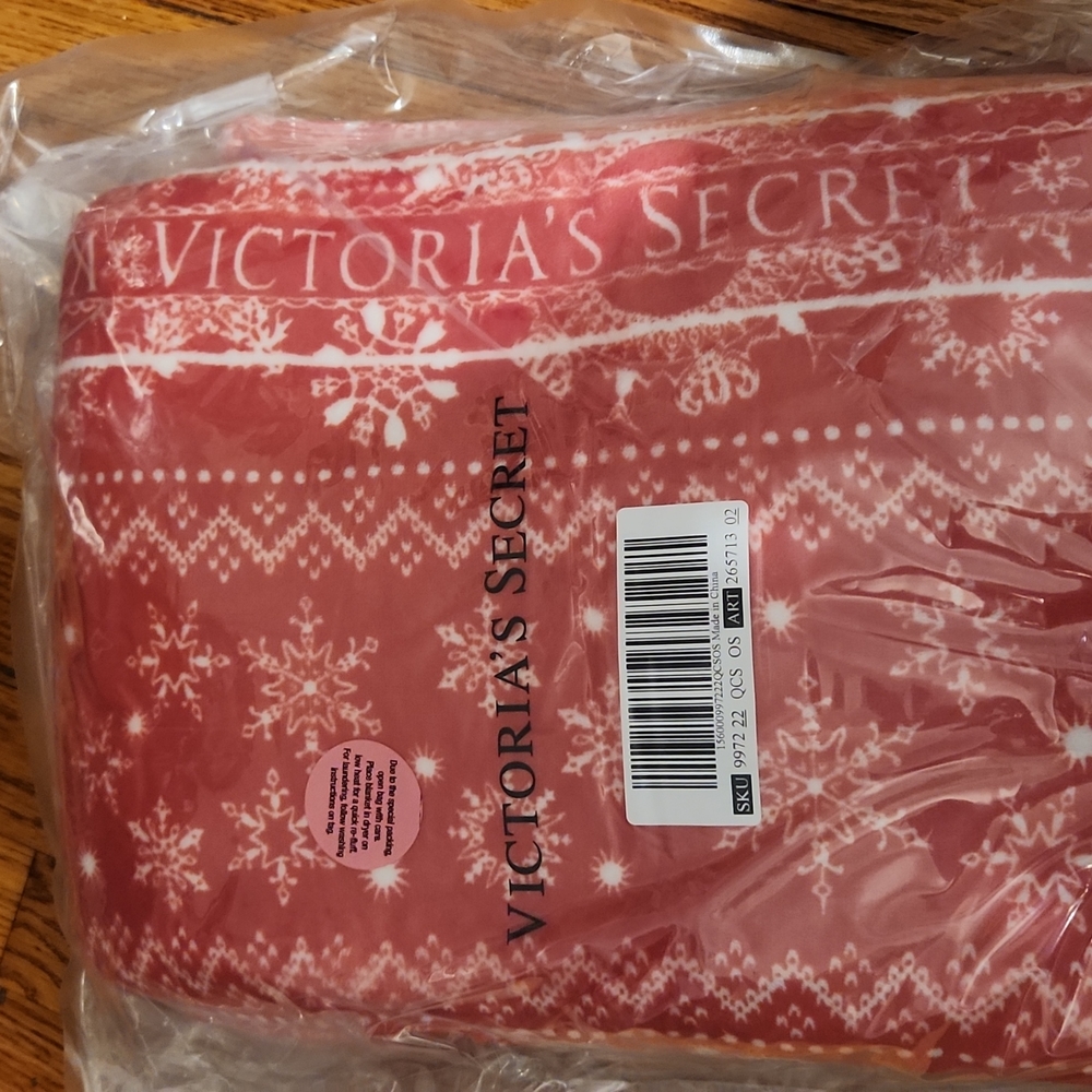 NWT Victoria's Secret Fleece Sherpa Blanket - Picture 2 of 6